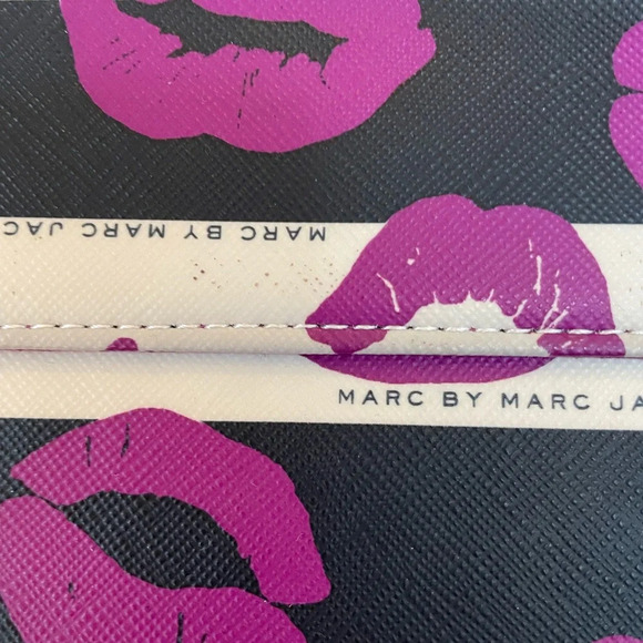 Marc by Marc Jacobs Incase for MacBook  Air (or oversized Clutch!) - Picture 5 of 9